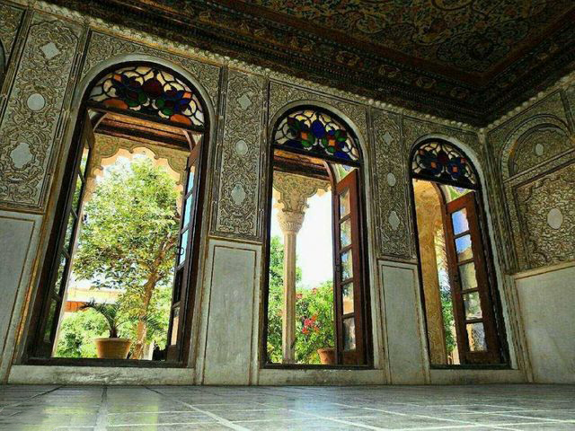 یکی از جذاب‌ترین مکان‌های شیراز، خانه زینت الملوک (زینت الملک) است. این بنای تاریخی که از دوره قاجار به جای مانده است، یکی از آثار ملی ثبت شده کشورمان به حساب می‌آید.