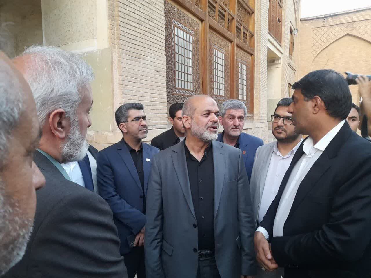 حذف ساختمان مخابرات در کنار عمارت دیوان خانه وکیل شیراز