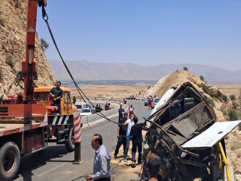 علت حادثه واژگونی اتوبوس در محور فیروزآباد- کوار مشخص شد